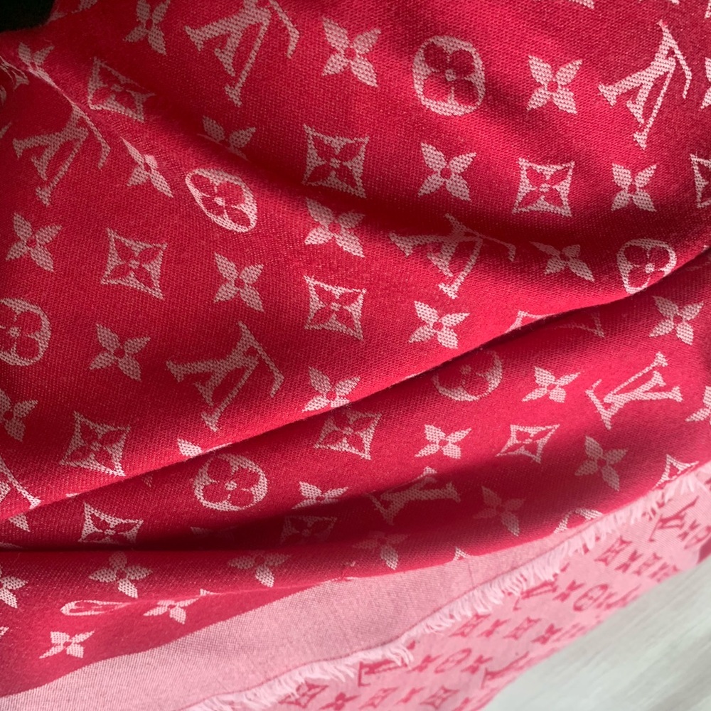 SOLD Authentic Louis Vuitton Shall - Picture 11 of 13
